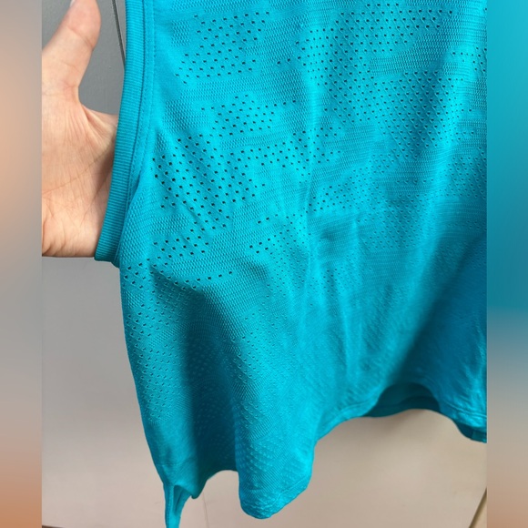 Lululemon Breeze By Muscle Crop Tank - Picture 2 of 3